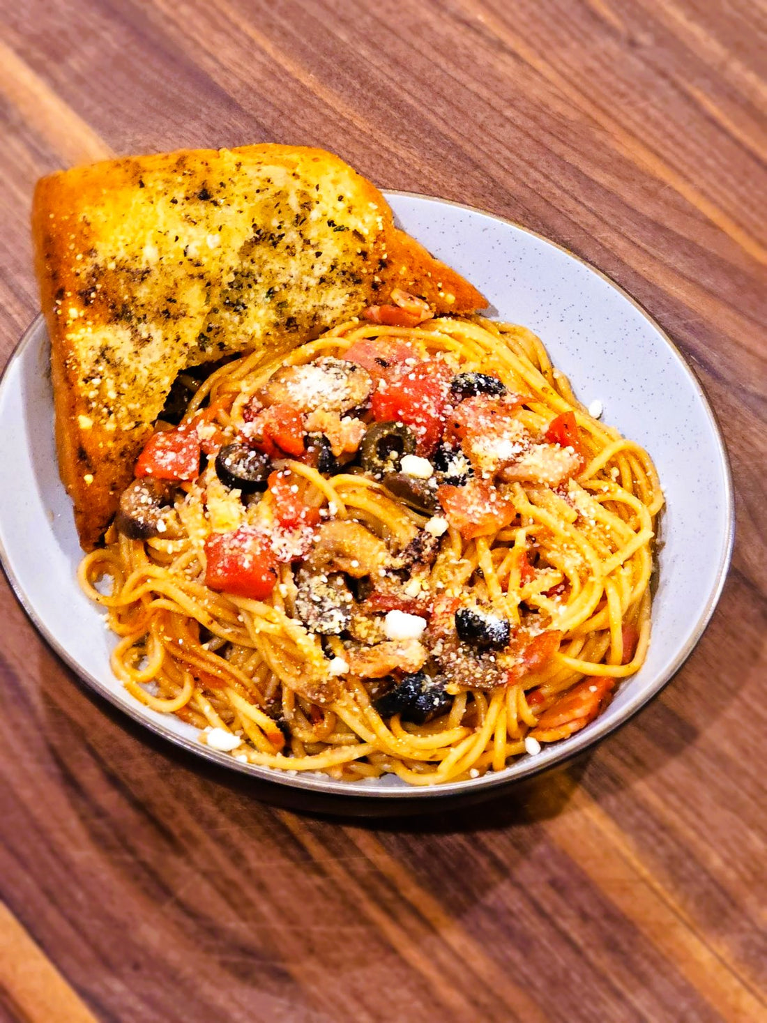 Image of a bowl of spaghetti and bread